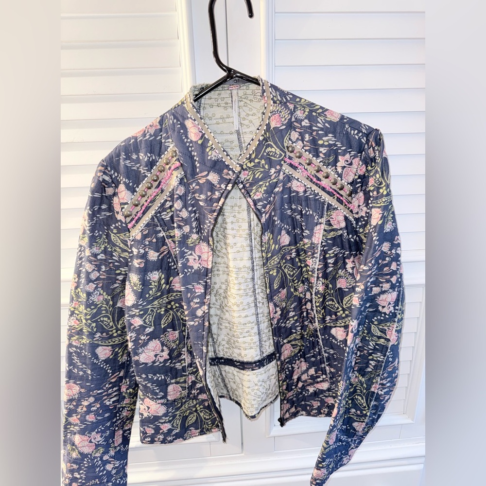 Free People Meadow Quilted Floral Slim Fit Jacket Size L Blue Pink Zip Front - Picture 4 of 10